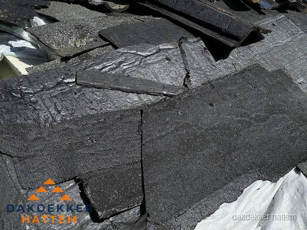 Verwijderd oud bitumen dakleer klaar voor vervanging in Hattem Verwijderd oud bitumen dakleer klaar voor vervanging in Hattem