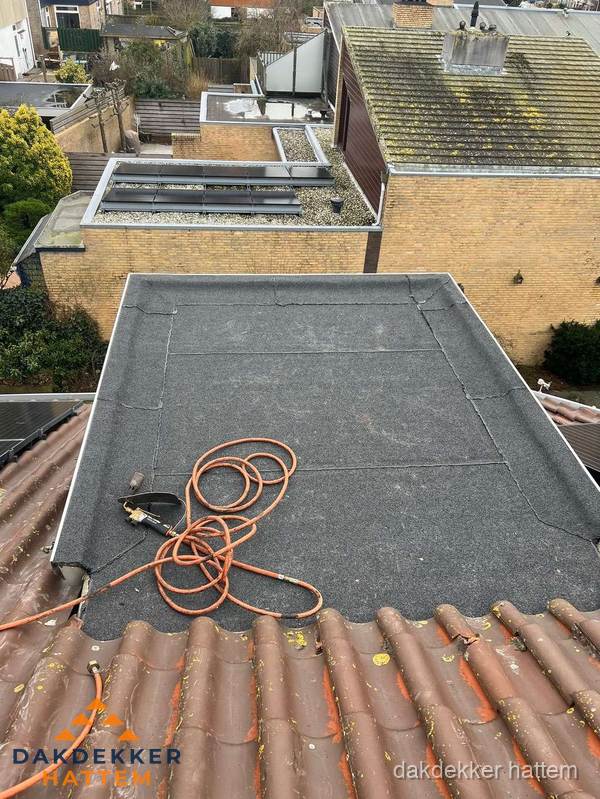 Reparatie aansluiting plat dak en schuin dak in Hattem Reparatie aansluiting plat dak en schuin dak in Hattem