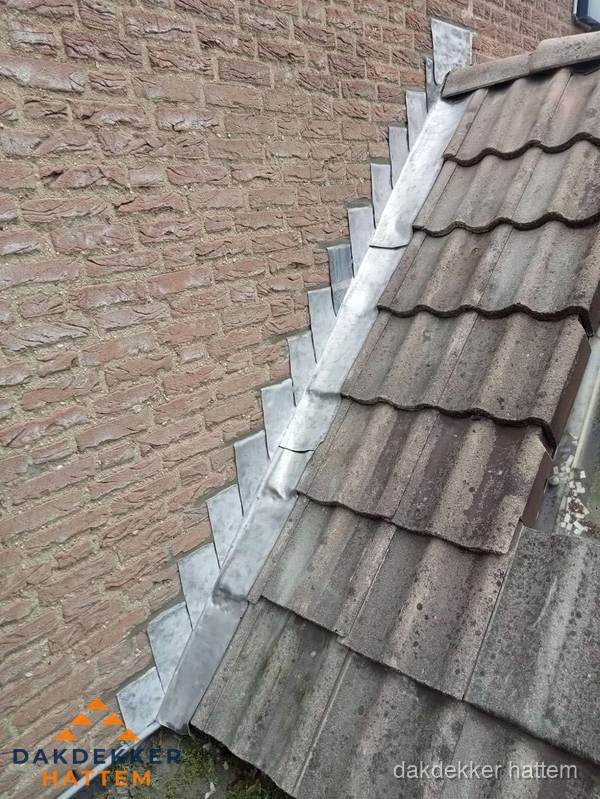 Loodslabben langs dakaansluiting bij bakstenen muur in Hattem Loodslabben langs dakaansluiting bij bakstenen muur in Hattem