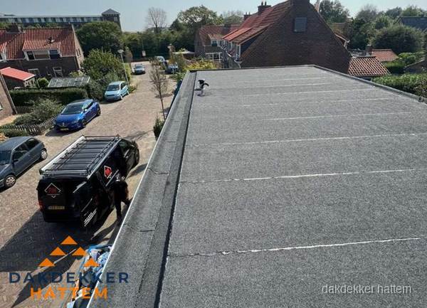 Nieuw bitumen plat dak met uitzicht over woonwijk in Hattem Nieuw bitumen plat dak met uitzicht over woonwijk in Hattem