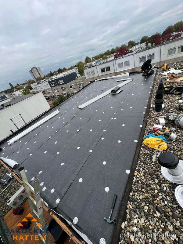 Dakleer vervangen op groot plat dak door dakdekker in Hattem Dakleer vervangen op groot plat dak door dakdekker in Hattem