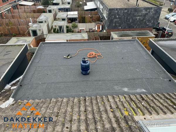 Dakreparatie plat dak met bitumen in Hattem Dakreparatie plat dak met bitumen in Hattem
